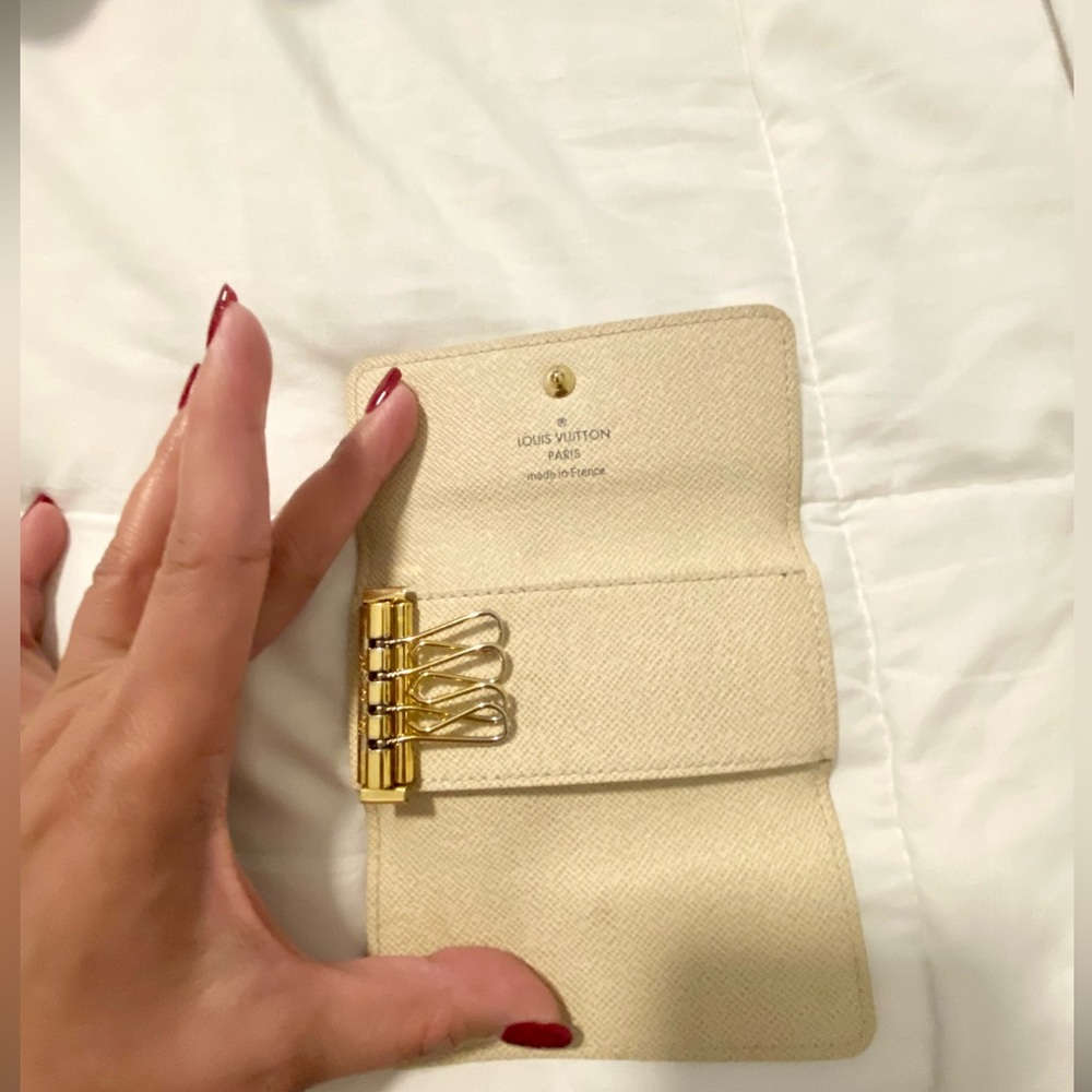 SOLD!! 💯 Authentic Louis Vuitton 4 Key Holder - Picture 7 of 10